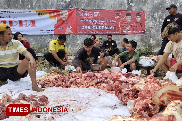 DPC PDI Perjuangan Lamongan Salurkan Ratusan Paket Daging Kurban