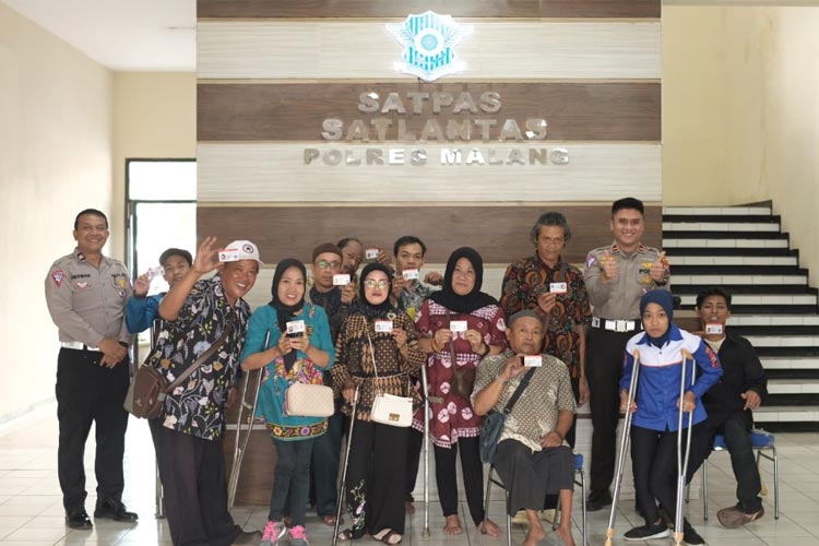 Satlantas Polres Malang ketika memberikan SIM D Gratis bagi penyandang Disabilitas. (Foto: Humas Polres Malang).