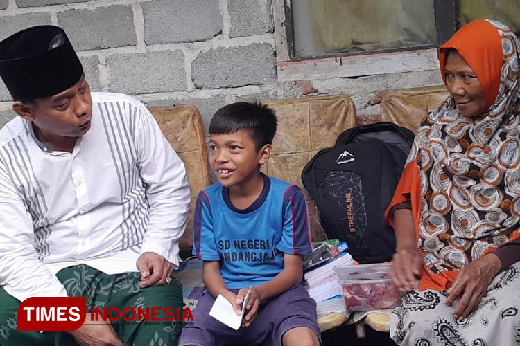 Tabungan Siswa Tertahan, Ketua DPRD Pangandaran Sumbang Kebutuhan Alat Sekolah