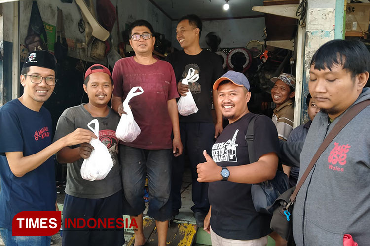 Wartawan Gresik Bagikan Ratusan Bungkus Daging Kurban di Momen Idul Adha