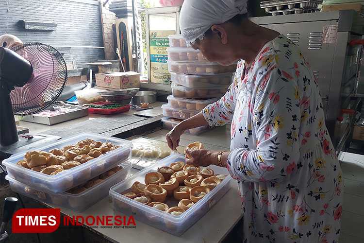 Proses pengemasan salah satu produk Mungil Bakery.