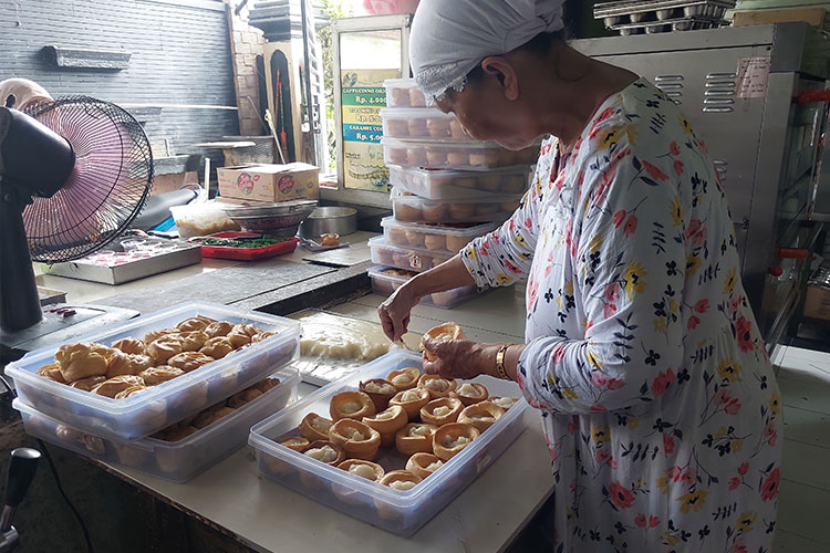 Sempat Down, Ibu Rumah Tangga Sukses Jadi Pengusaha Kue di Blitar