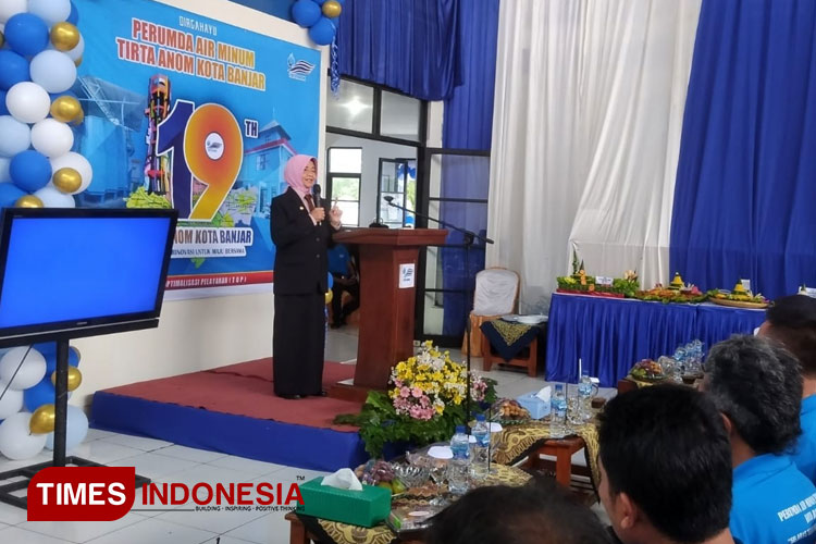 Wali Kota Banjar saat memberikan sambutan di acara milad ke 19 Perumdam Tirta Anom Kota Banjar. (Foto: Susi/TIMES Indonesia) 