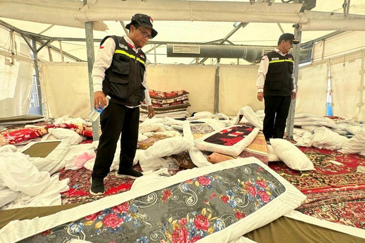 Petugas haji mengecek maktab di Mina yang sudah ditinggalkan jemaah untuk mengantisipasi ada yang tertinggal. (Foto: MCH 2023)