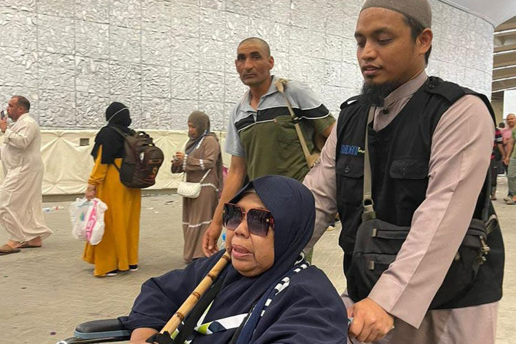 Pilgrims' Inspiring Journey: Hj Siti Habibah's Hajj Experience on Wheelchair