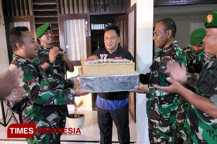 Dandim 1513 SBB Bawa Kue Ucapan HUT Bhayangkara ke kediaman Kapolres SBB