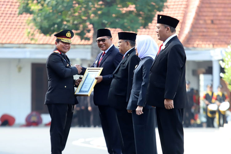 HUT ke-77 Bhayangkara, Wali Kota Sutiaji Raih Penghargaan dari Kapolda Jatim 