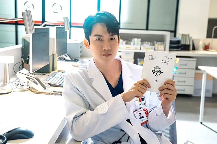 Gegara Drakor, Yoo Yeon Seok jadi Pembicara Konferensi Dokter Bedah Anak Korea 