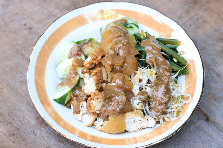 Indonesian rujak cingur or vegetable salad with peanut and shrimp paste sauce. (Photo: Ikarahma/Freepik)