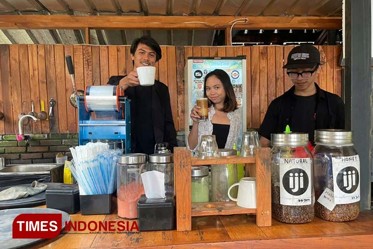 Akmal, Bersama rekan kerja IJI Café selalu siap melayani pembeli IJI Cafe. (Foto : Djarot/TMES Indonesia)