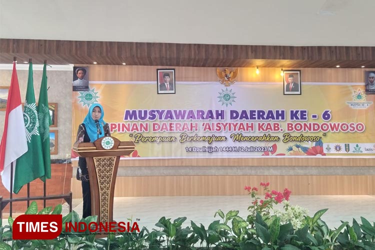 Asisten 1 Pemkab Bondowoso mewakili Bupati Salwa Arifin memberikan sambutan dalam acara Musyawarah Daerah Aisyiyah. (FOTO: Moh Bahri/TIMES Indonesia)