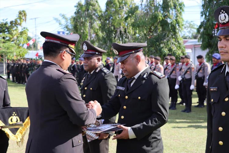 Bangun Masjid dari Gajinya, Bripka Samad Tutupoho Raih Penghargaan di Hari Bayangkara ke&#45;77