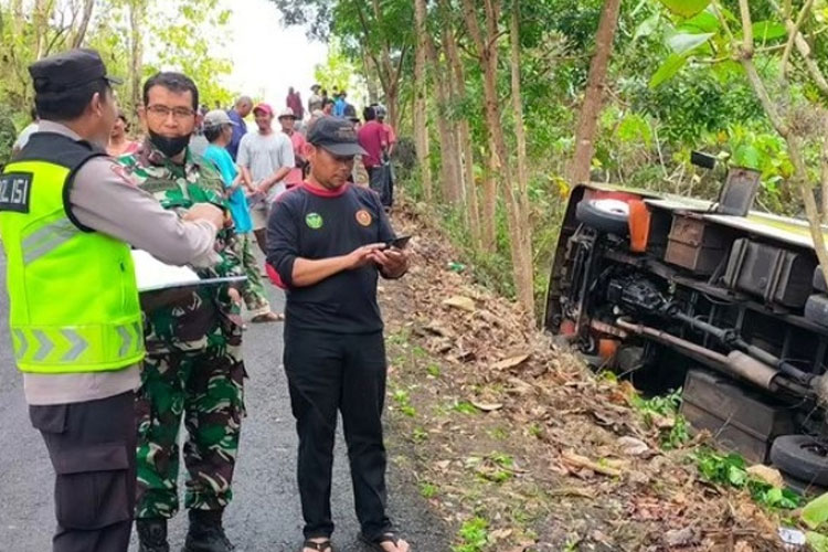 Bus trans Jogja terlihat terguling di tegalan sebelum dievakuasi. (Foto: Polsek Tepus)