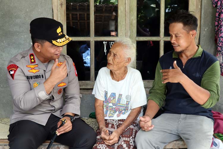 Pastikan Kondisi Normal, Kapolda Kunjungi Korban Gempa Bumi