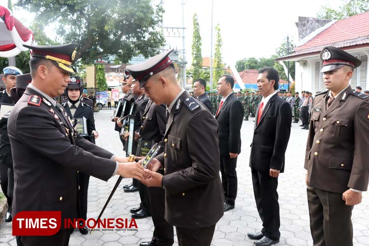 Berhasil Ungkap Kasus, 9 Angota Polres Probolinggo Kota Terima Penghargaan