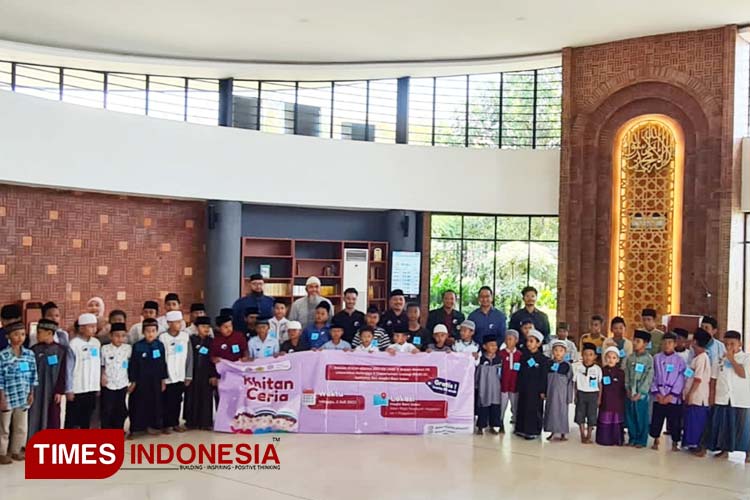 Puluhan Anak di Magetan Khitan Ceria di Masjid Bani Solan