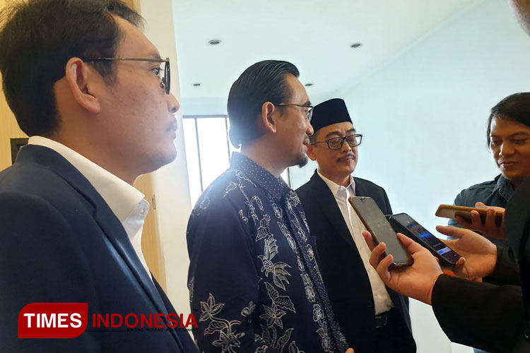 Rektor UB Prof Widodo, bersama Ketua umum IKA UB, Prof Erani saat memberikan keterangan kepada media seusai pelantikan pengurus daerah IKA Jatim, Sabtu (1/6/2023). (Foto: Achmad Fikyansyah/TIMES Indonesia)