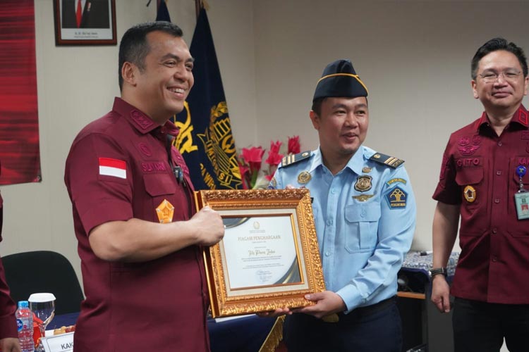 Tangkap Buronan Interpol, 16 Petugas Imigrasi di Bali Terima Penghargaan Dirjen Imigrasi