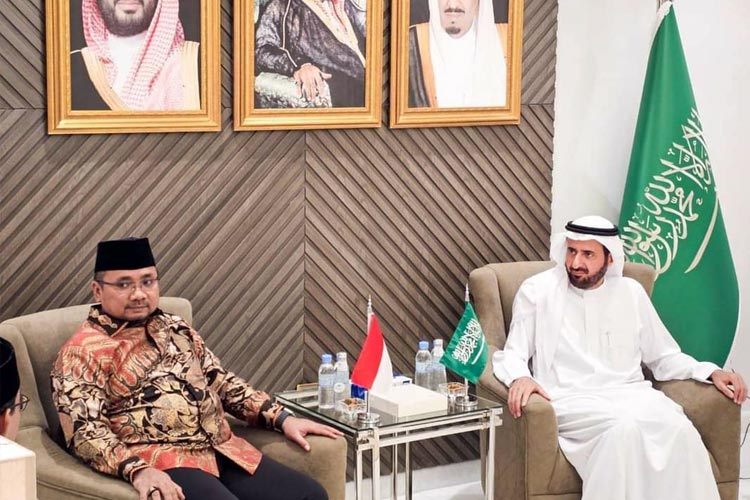 Menteri Agama RI Yaqut Cholil Qoumas membahas layanan haji dengan Menteri Haji dan Umrah Arab Saudi, Taufiq F Al Rabiah. (FOTO: Kemenag RI)