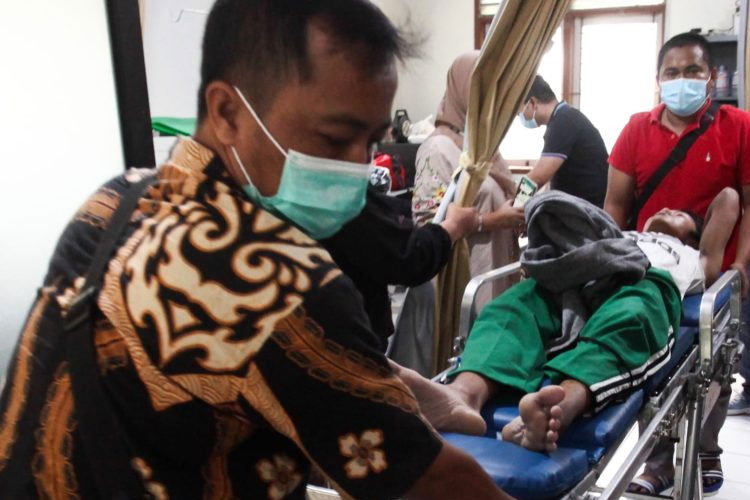 Dinkes Surabaya saat melakukan penanganan keracunan massal di Kampung Kalilom Lor Indah, Gang Seruni II, Kali Kedinding, Kenjeran Surabaya. (FOTO: Dok.Dinkes Kota Surabaya)