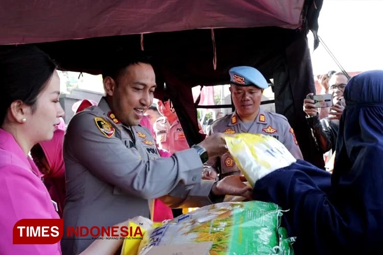 Ratusan Warga Serbu Bazar Murah Sembako di Polres Majalengka