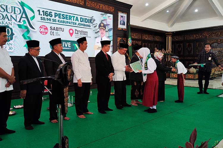 Bupati Jombang, Hj. Mundjidah Wahab saat memberikan apresiasi dan penghargaan kepada wisudawan yang telah hafal Al-Qur'an 30, di Pendopo Kabupaten Jombang, pada Sabtu (1/7/2023). (FOTO: Pemkab Jombang)