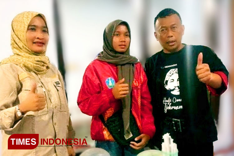 Berliana Putri Wijaya didampingi ketua FPTI Ponorogo Relelyanda saat berpamitan kepada Bupati Sugiri Sancoko. (Foto:Marhaban/TIMES Indonesia)