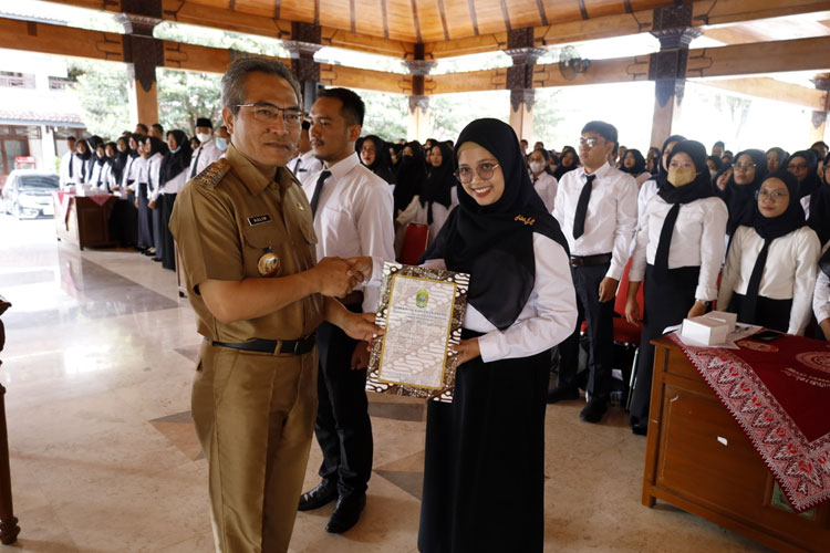 Serahkan SK Kepada Guru PPPK, Bupati Bantul Tekankan Pendidikan Karakter Bagi Siswa