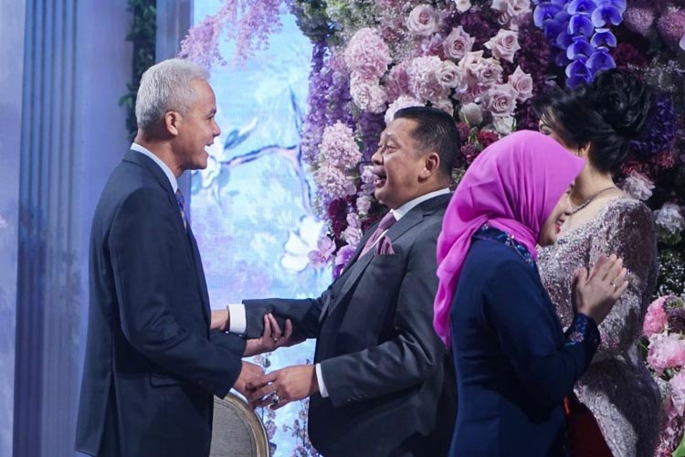 Gubernur Jawa Tengah Ganjar Pranowo menghadiri acara resepsi pernikahan putri Bambang Soesatyo, Ketua MPR RI, di Hotel Mulia Jakarta, pada malam Minggu (2/7/2023). (foto: dok TIN)