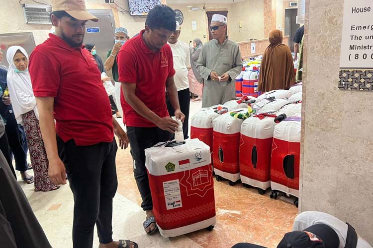 Jemaah haji diimbau tidak memasukkan air zamzam ke dalam koper. Tahun ini jemaah haji mendapatkan jatah air zamzam 10 liter. (Foto: MCH 2023)