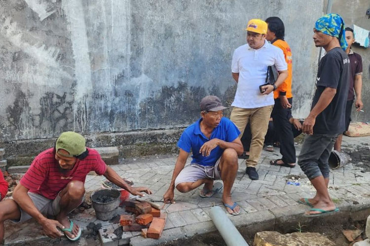 Disambati Banjir, Kurniawan Yuda  Bantu Pembangunan Drainase Warga Waru Sidoarjo