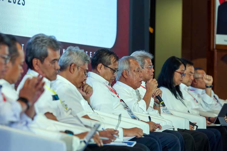 Menteri PUPR RI saat menghadiri Rapat Kerja Mid-Term Review Pelaksanaan Kegiatan TA 2023 di Auditorium Kementerian PUPR RI, Jakarta, Senin (3/7/2023). (FOTO: Biro Komunikasi Publik Kementerian PUPR RI)