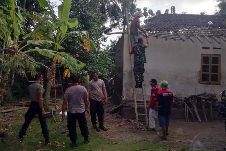 Rusak Parah Terdampak Gempa, Rumah Seorang Nenek Dibedah