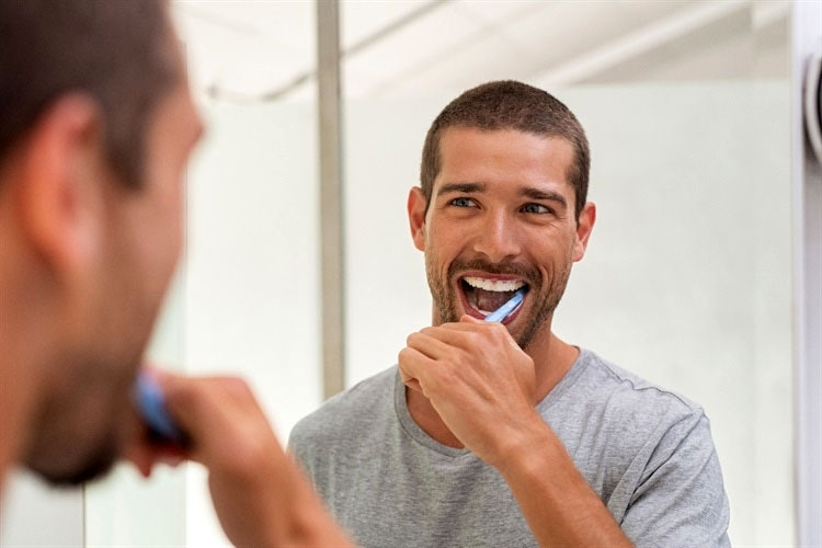 Tidak menyikat gigi di malam hari dapat meningkatkan risiko penyakit kardiovaskular. (FOTO: Suterstock)