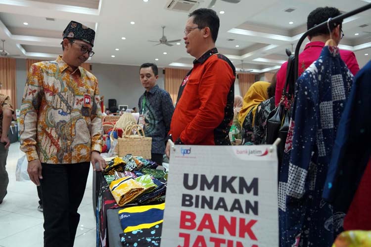 UMKM binaan Bank Jatim tampil dalam agenda misi dagang dan investasi di Bengkulu, Senin (3/7/2023).(Foto : Dok.Humas Bank Jatim) 