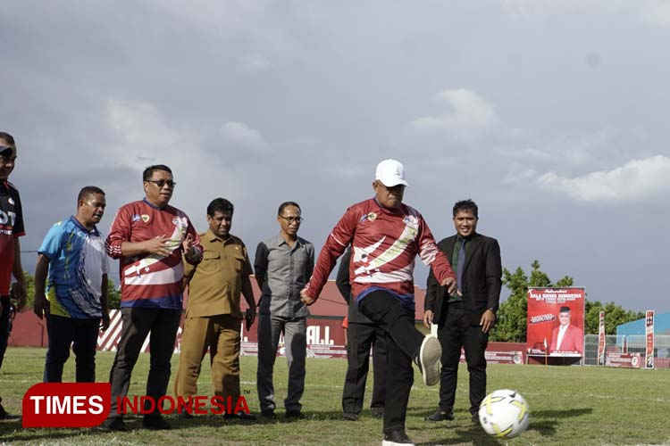 Wali Kota Tidore Capt. Ali Ibrahim saat menendang bola (Foto: Harianto/TIMES Indonesia)
