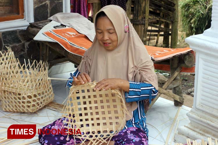 Warga Lingkungan Papring, Kelurahan Kalipuro, Kecamatan Kalipuro, Banyuwangi, Jawa Timur, sedang mengayam tas (FOTO : Anggara Cahya /TIMES Indonesia)