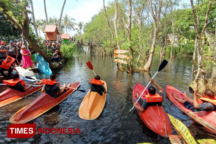 Wisatawan-di-Pantai-Cacalan-Banyuwangi.jpg