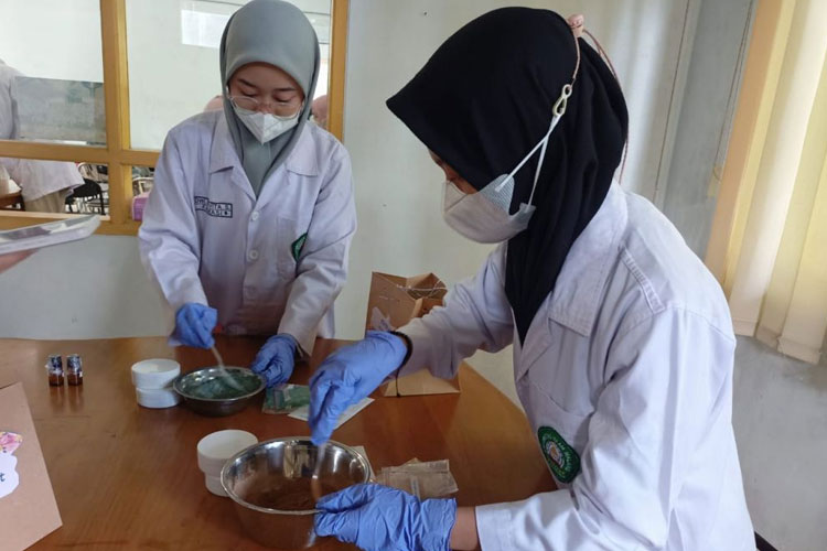 Mahasiswa Prodi Farmasi FK Unisma Asah Keterampilan Membuat Jamu dan Kosmetik Herbal