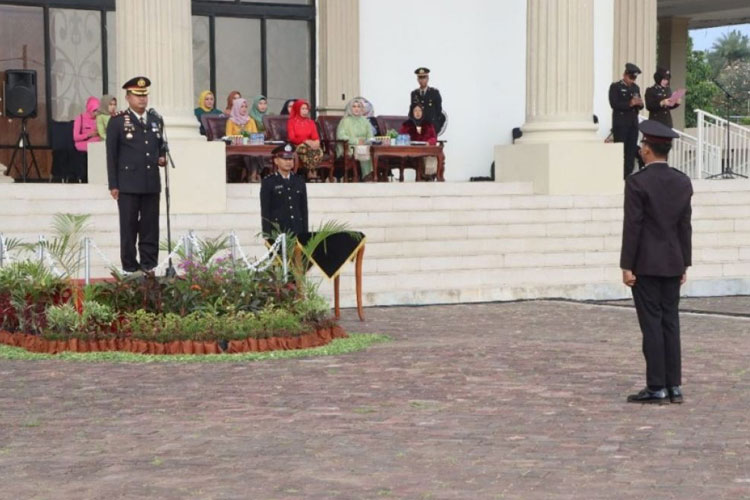 Kapolresta Pasuruan, AKBP Makung Ismoyo Jati memimpin upacara peringatan HUT Bhayangkara ke-77. (FOTO: AJP TIMES Indonesia)