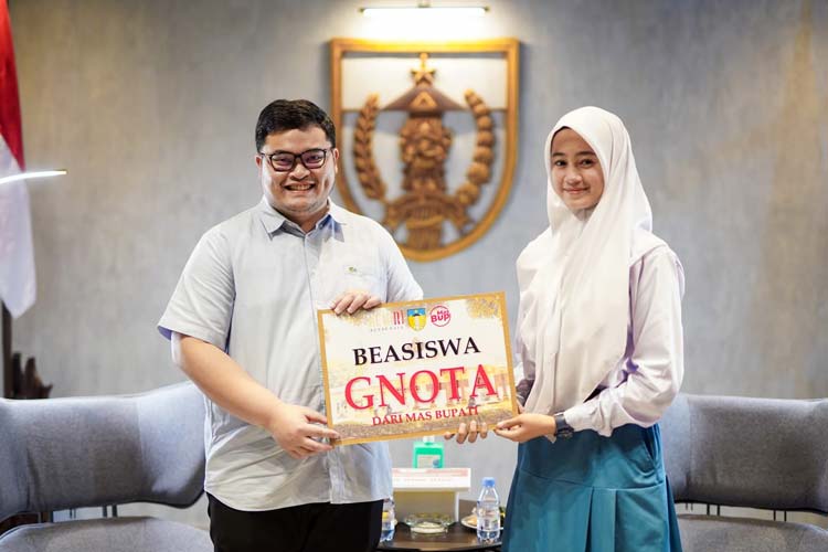 Bupati Kediri saat berikan hadiah beasiswa GNOTA kepada Kirei Na Hana Ramadhani (Foto: Diskominfo Kabupaten Kediri)