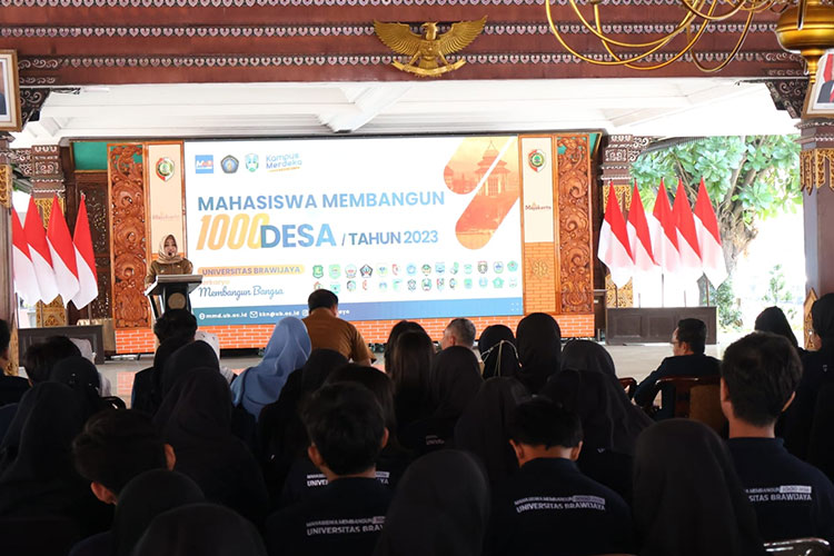 Bupati Mojokerto, Ikfina Fahmawat pada saat menerima kedatangan MMD 1000 Desa Universitas Brawijaya, Malang. (Dok. Kominfo for TIMES Indonesia)