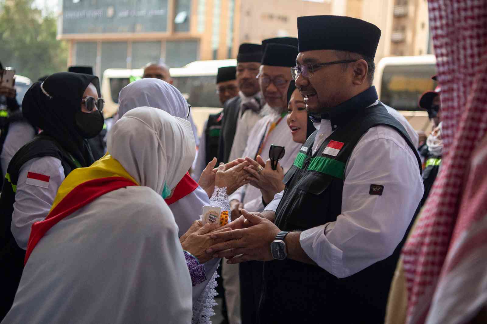 Menag Gus Yaqut melepas jemaah haji kloter 1 kembali ke tanah air. (Foto: MCH 2023)