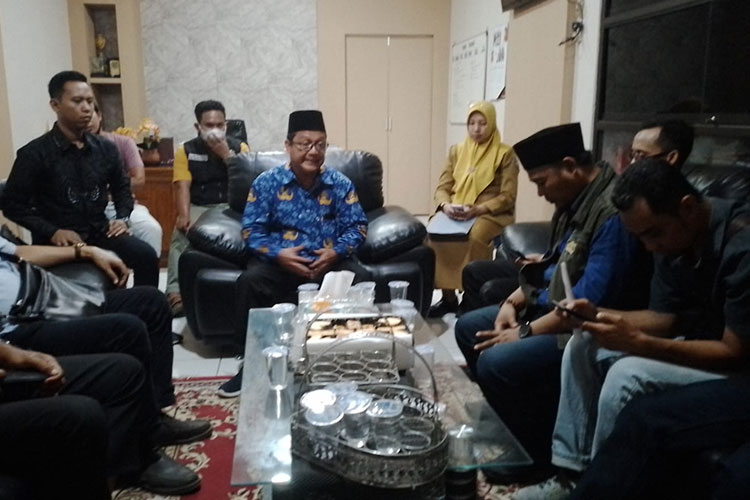 DPC Sarbumusi Situbondo menyampaikan aduan buruh di Situbondo kepada Kadisnaker Situbondo, Kholil (Baju Batik), Senin (3/7/23). (Foto: Rasyhudi for TIMES Indonesia)