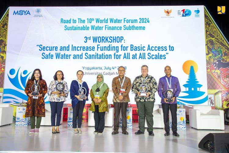 Foto bersama usai workshop “Secure and Increase Funding for Basic Access to Safe Water and Sanitation for All at All Scales” di Universitas Gadjah Mada (UGM) Yogyakarta, Selasa (4/7/2023). (FOTO: Biro Komunikasi Publik Kementerian PUPR RI)