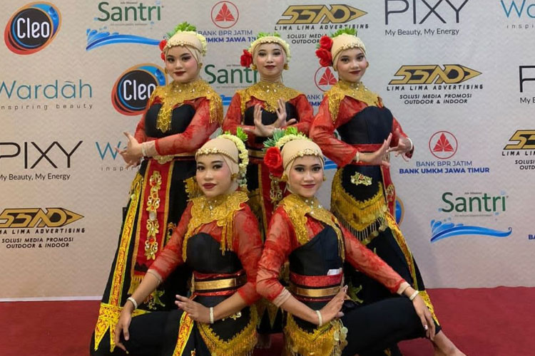 Delegasi UKM Seni Tari “Melati Sekar langit” Unisma Malang yang mengikuti lomba TMD National Competition 2023. (FOTO: AJP TIMES Indonesia)