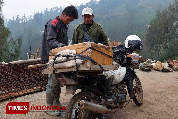 Suka Duka Pria 50 Tahun, Jualan Ikan ke Desa Terpencil di Pegunungan Probolinggo