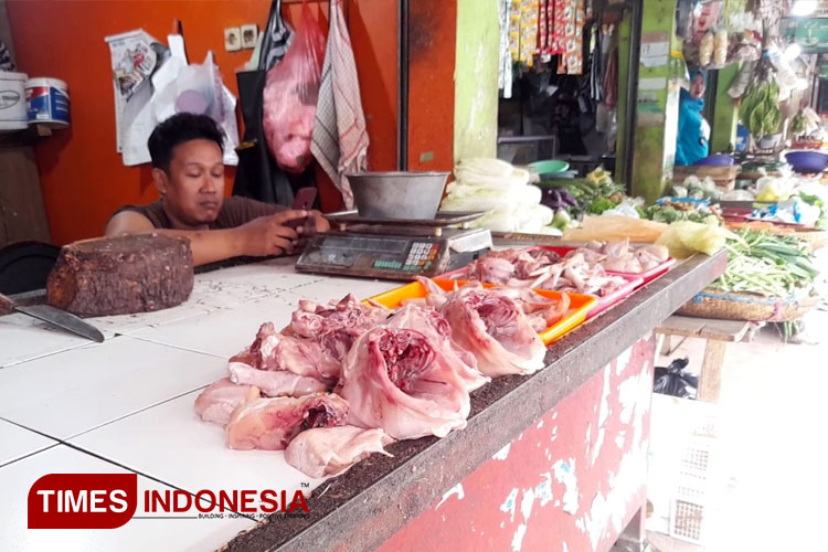 Pedagang daging ayam potong keluhkan omsetnya menurun akibat terjadi kenaikan harga. (FOTO: Susi/TIMES Indonesia) 