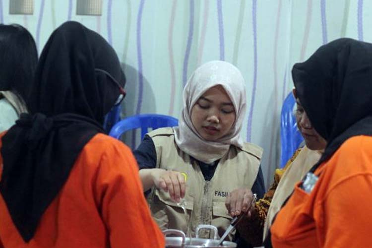 UM Beri Pelatihan Warga Sanan Ubah Minyak Bekas Penggorengan Jadi Scented Candle