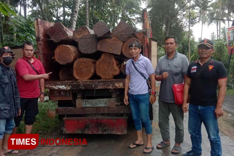 Polhutmob Perhutani KPH Banyuwangi Selatan saat mengamankan kayu jati ilegal diwilayah Pesanggaran. (Foto : Perhutani KPH Banyuwangi Selatan for TIMES Indonesia)